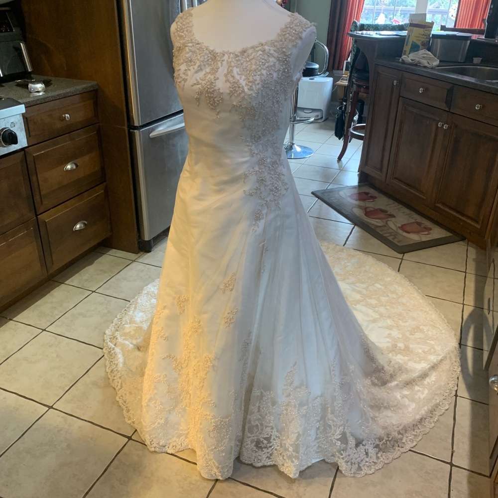 Vintage Maggie Sottero White Scoop Neck Cap Sleeve Wedding Gown